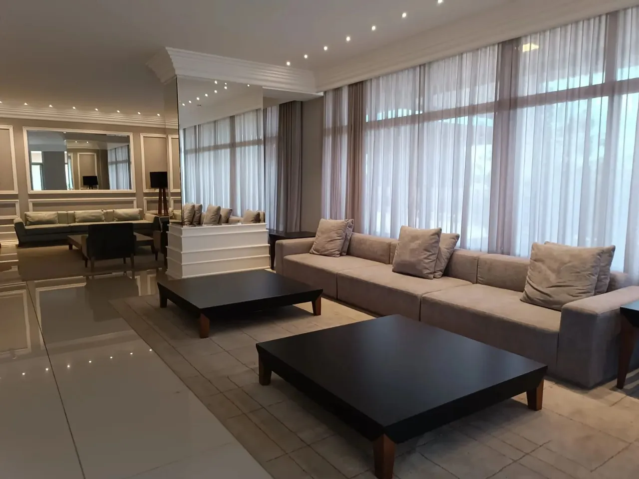 Apartamento com 5 suítes semi mobiliado