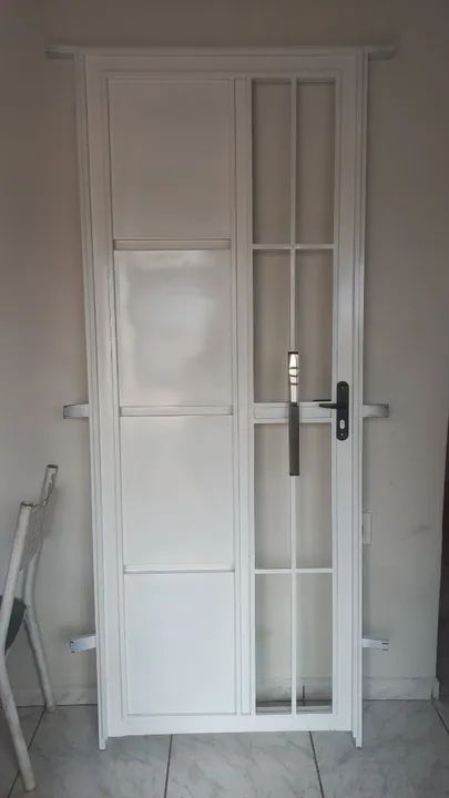 Porta de entrada branca em aço com vidro