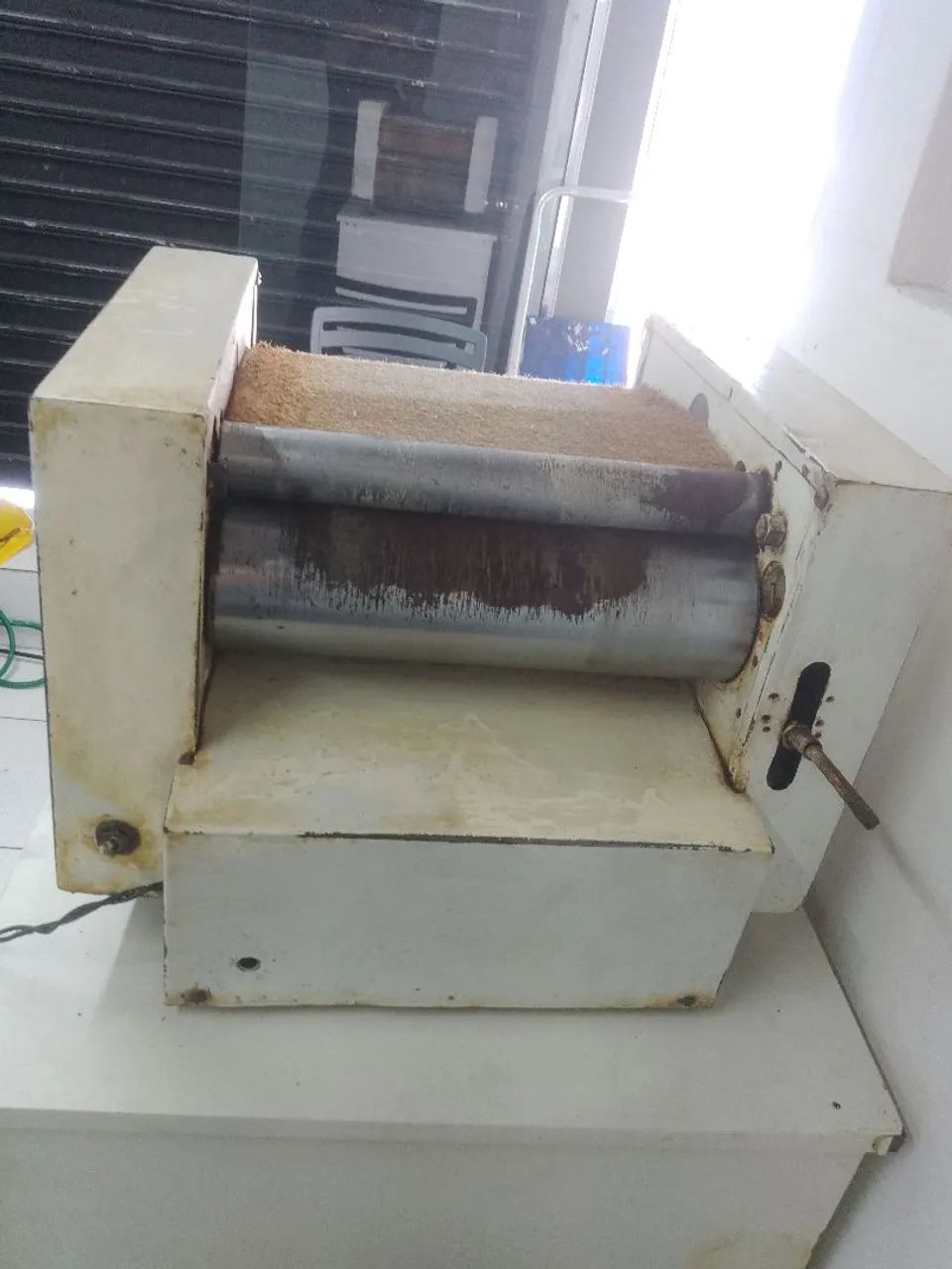 Cilindro pequeno de enrolar pão. 