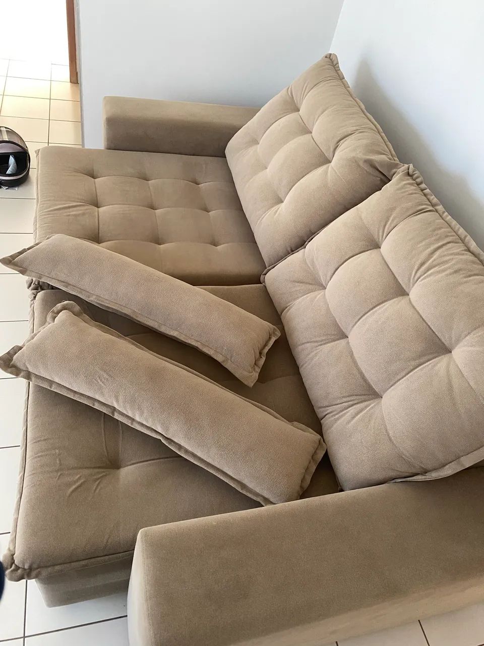 Sofá Retrátil Bege Novinho - Excelente Qualidade - Foto 3