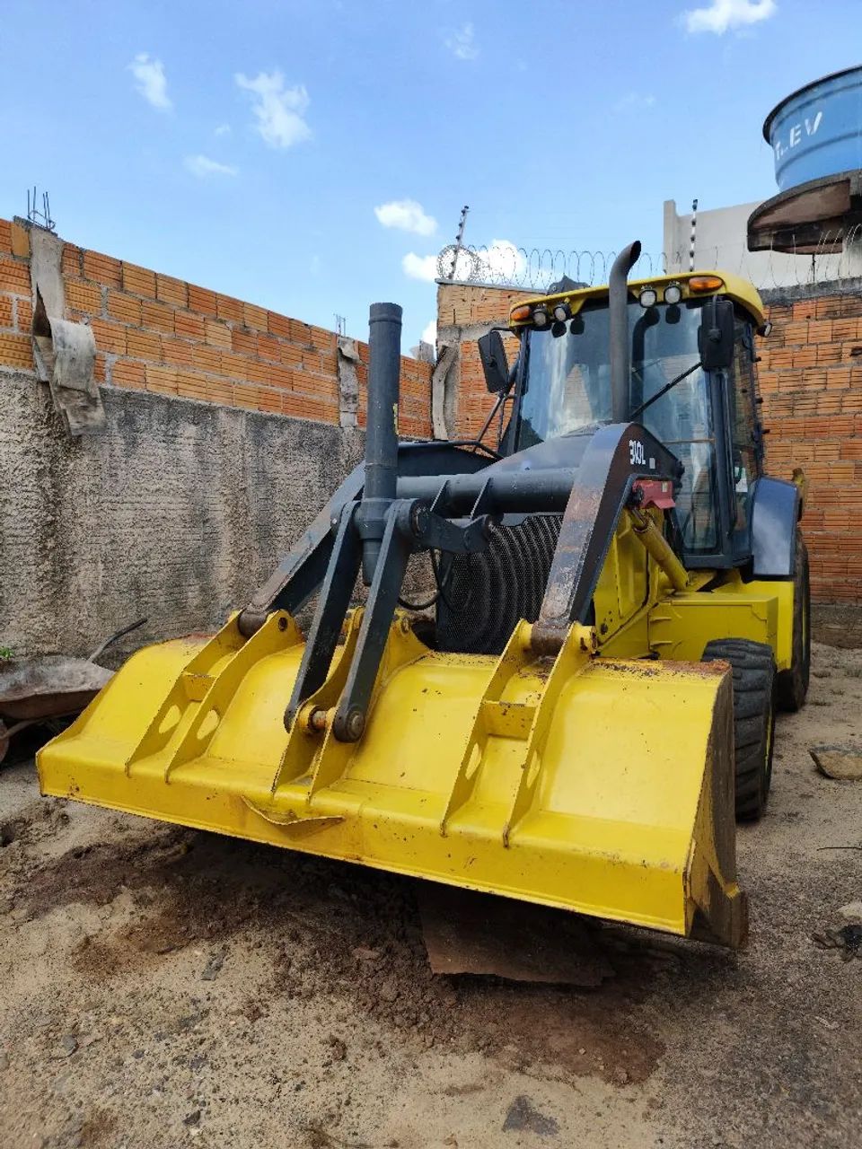 Retroescavadeira com Implemento Rompedor - Foto 4