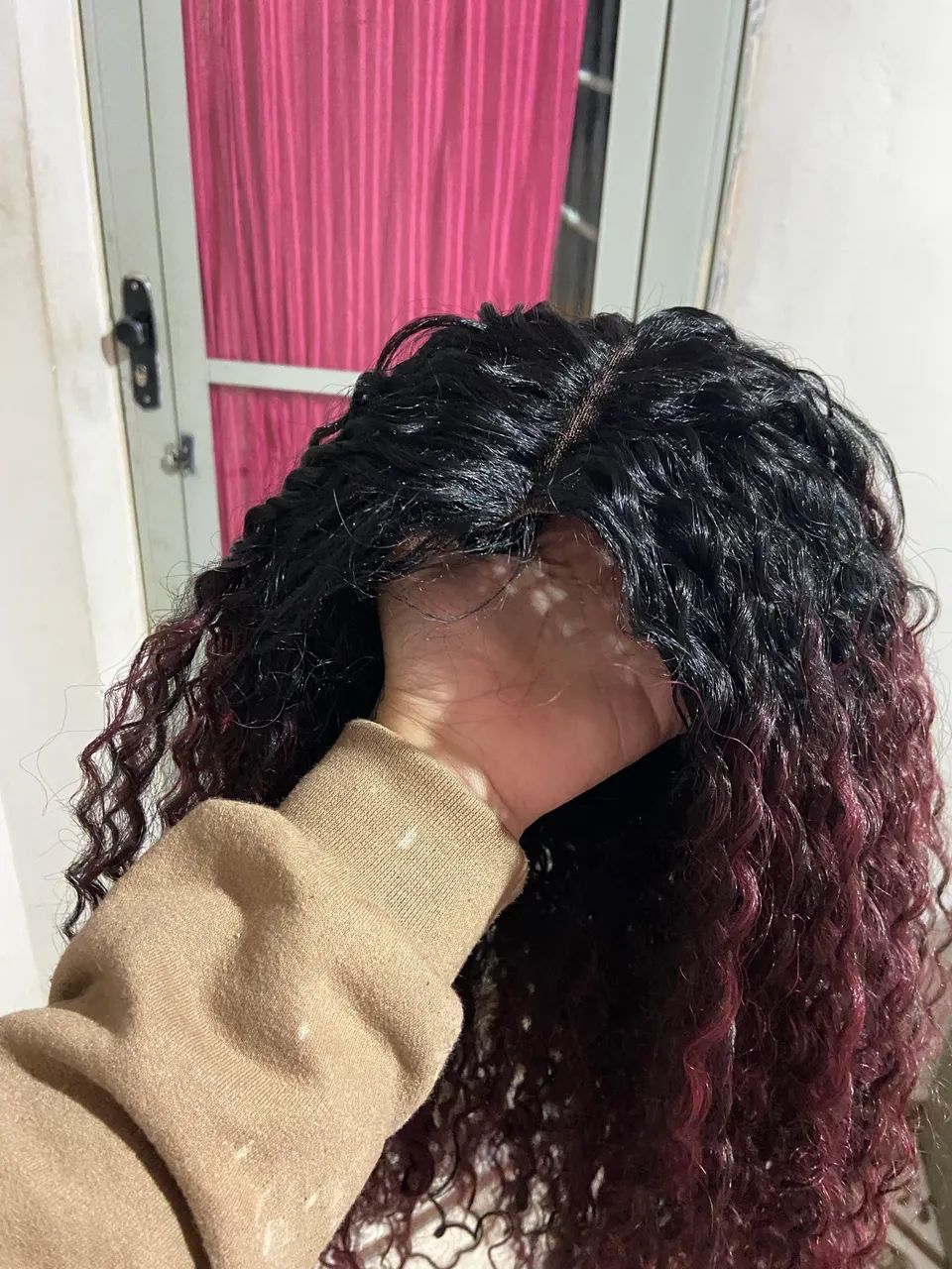 Lace Front Cacheada Preta com Bordô - Fibra Humanizada - Foto 3