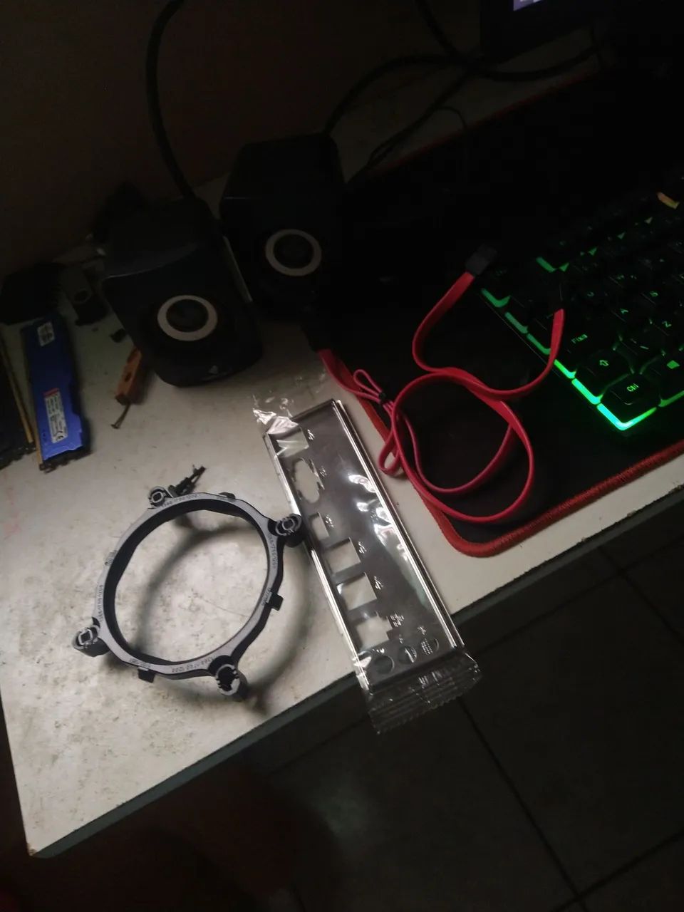 Kit com espelho, suporte do processador, e satas