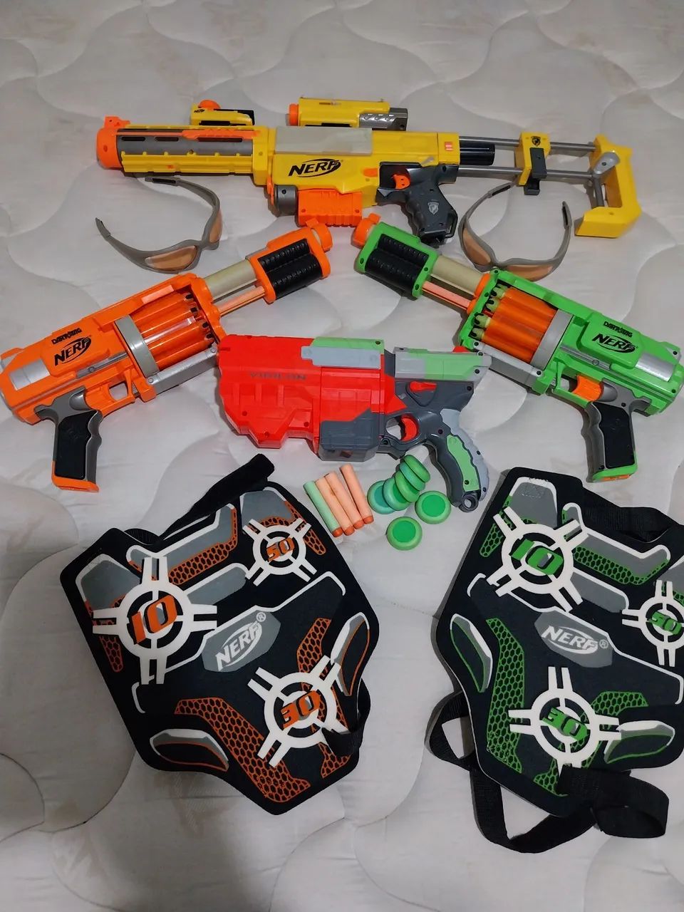 NERF conjunto c/4 armas, 2 coletes e 2 óculos. 