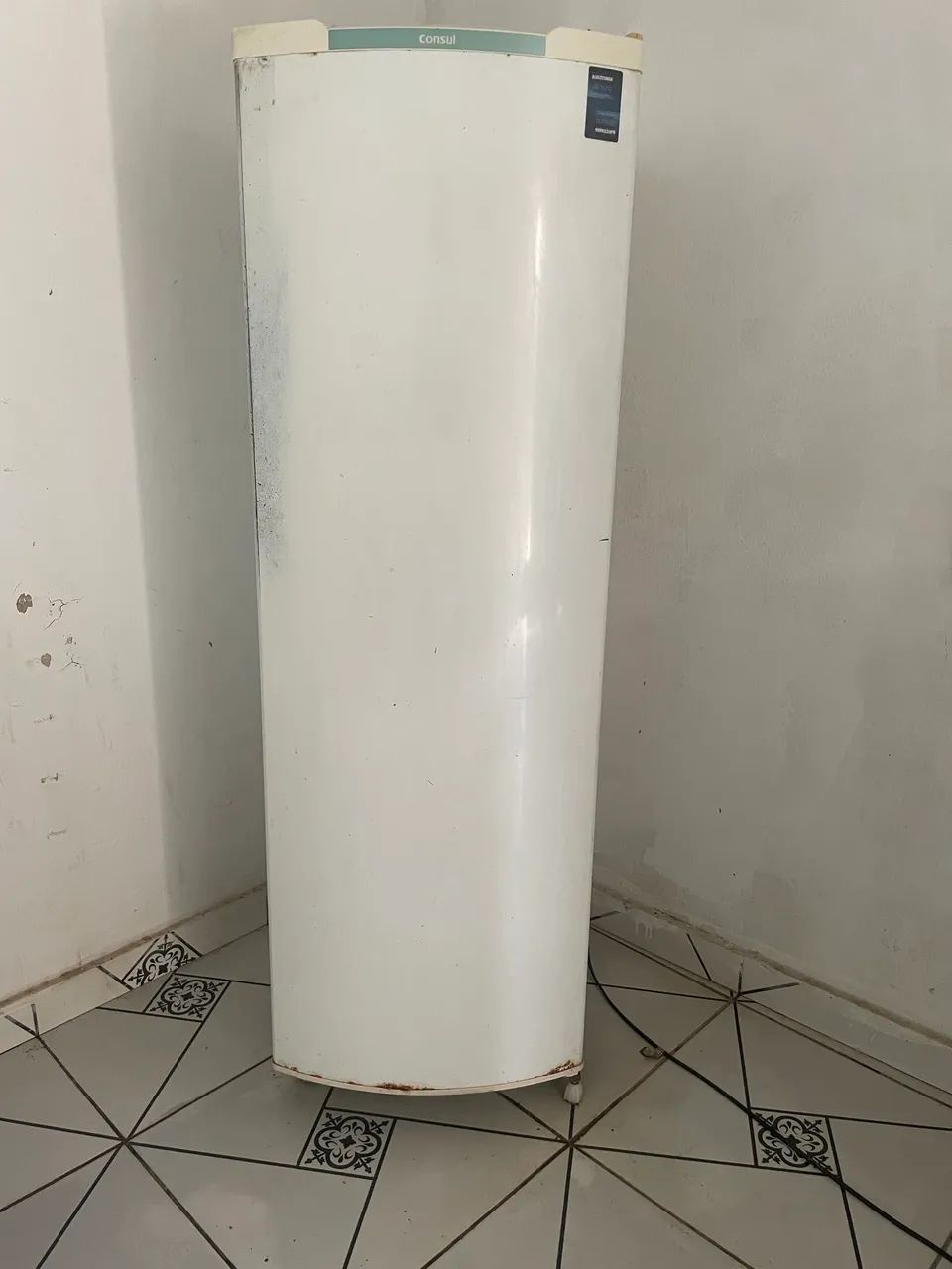 Vende-se uma geladeira com defeito  - Foto 2
