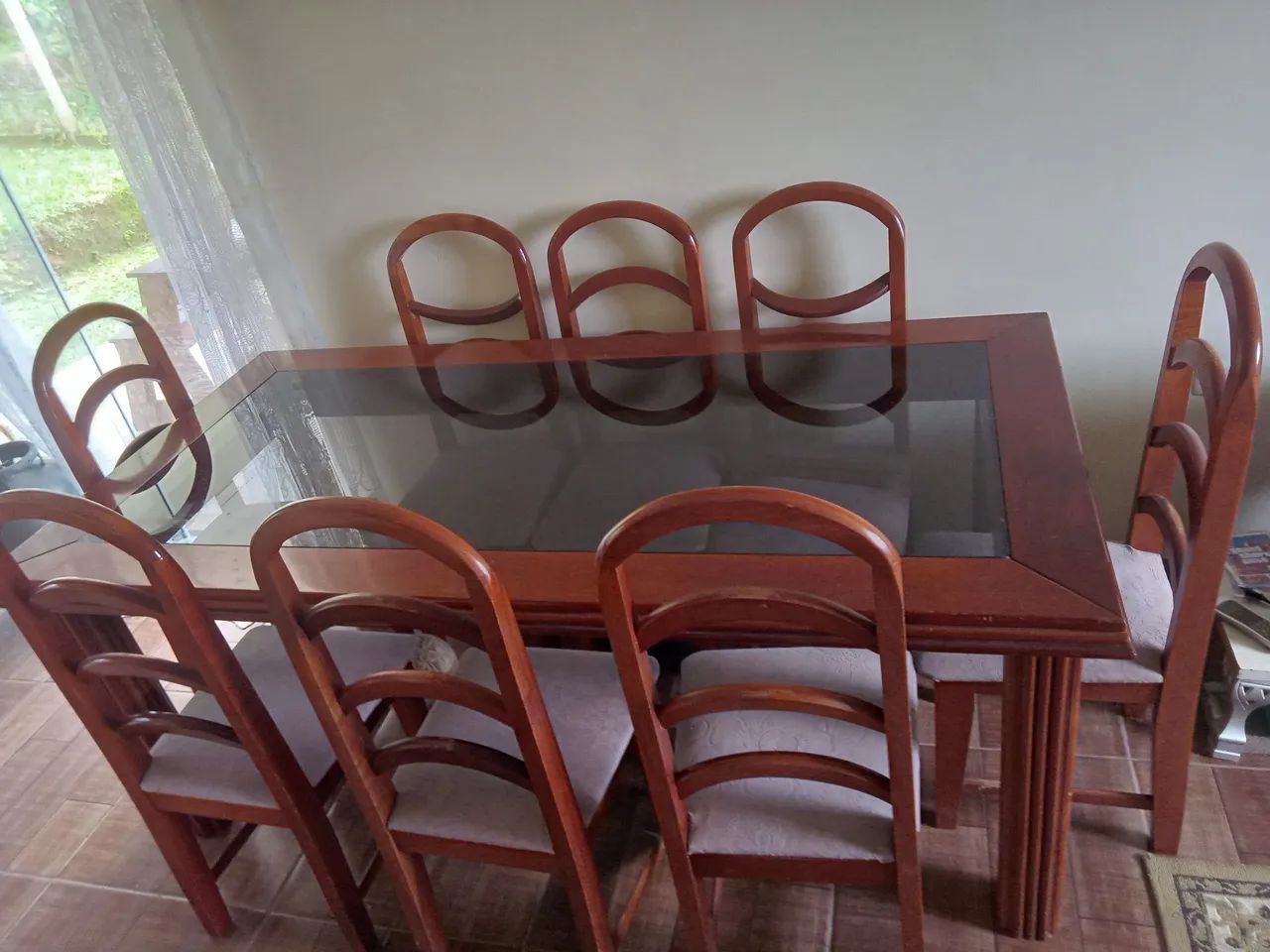 Mesa de Madeira com 8 lugares. 