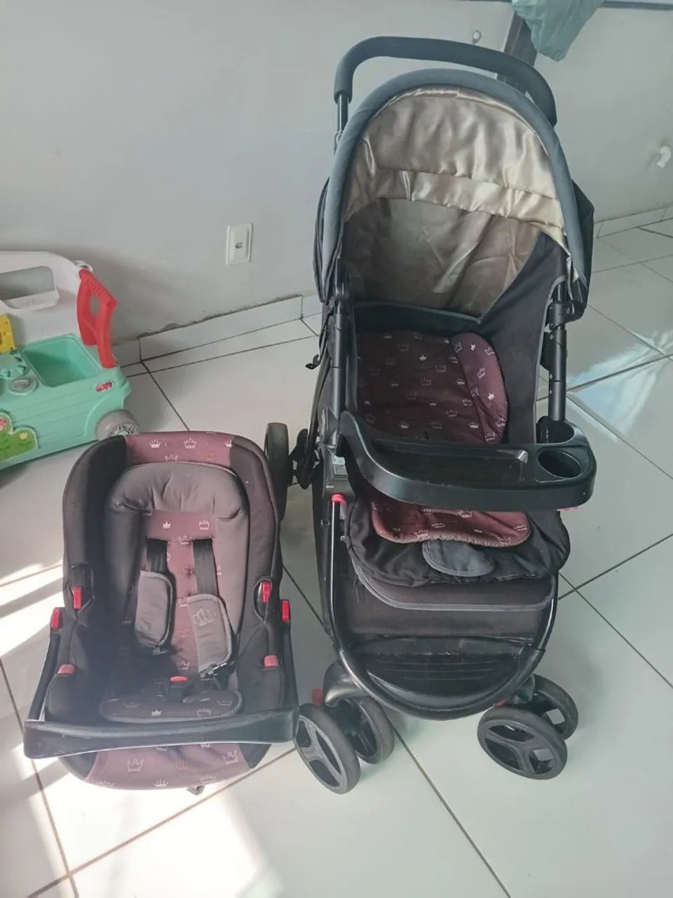 Carrinho de bebê.