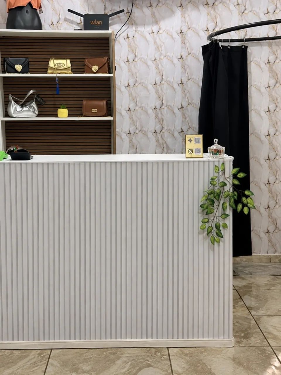 Balcão de loja com papel de parede 
