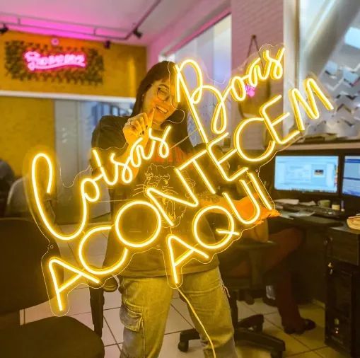 Luminária Neon Led Coisas Boas Acontecem Aqui 108x55cm - Foto 2