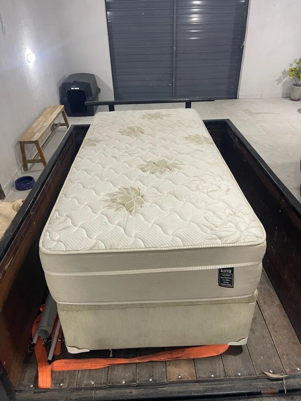 Vendo cama de solteiro com baú!