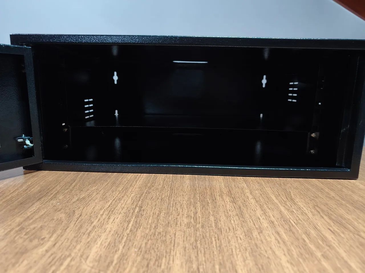 Rack de TI ou CFTV de parede com chave e bandeja - Foto 4