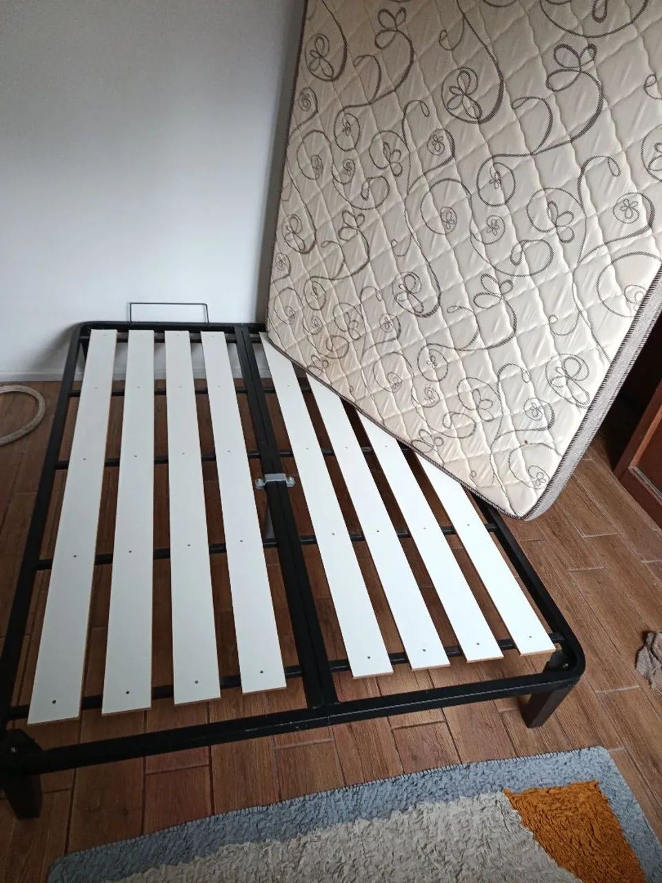 Cama casal base de ferro e colchão 