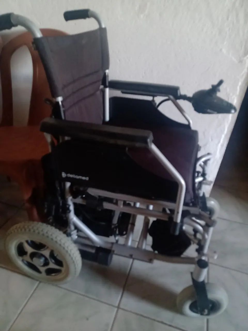 Cadera de roda motorizada seminova