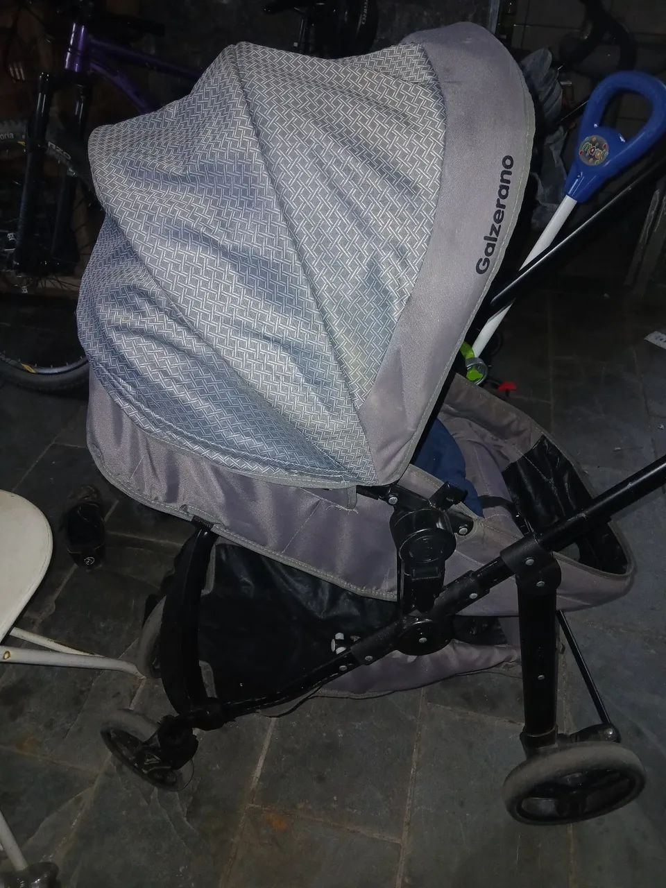 Carrinbo de bebe com bebe conforto
