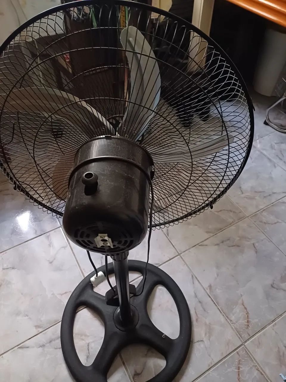 Ventilador grande com pé alto. - Foto 4