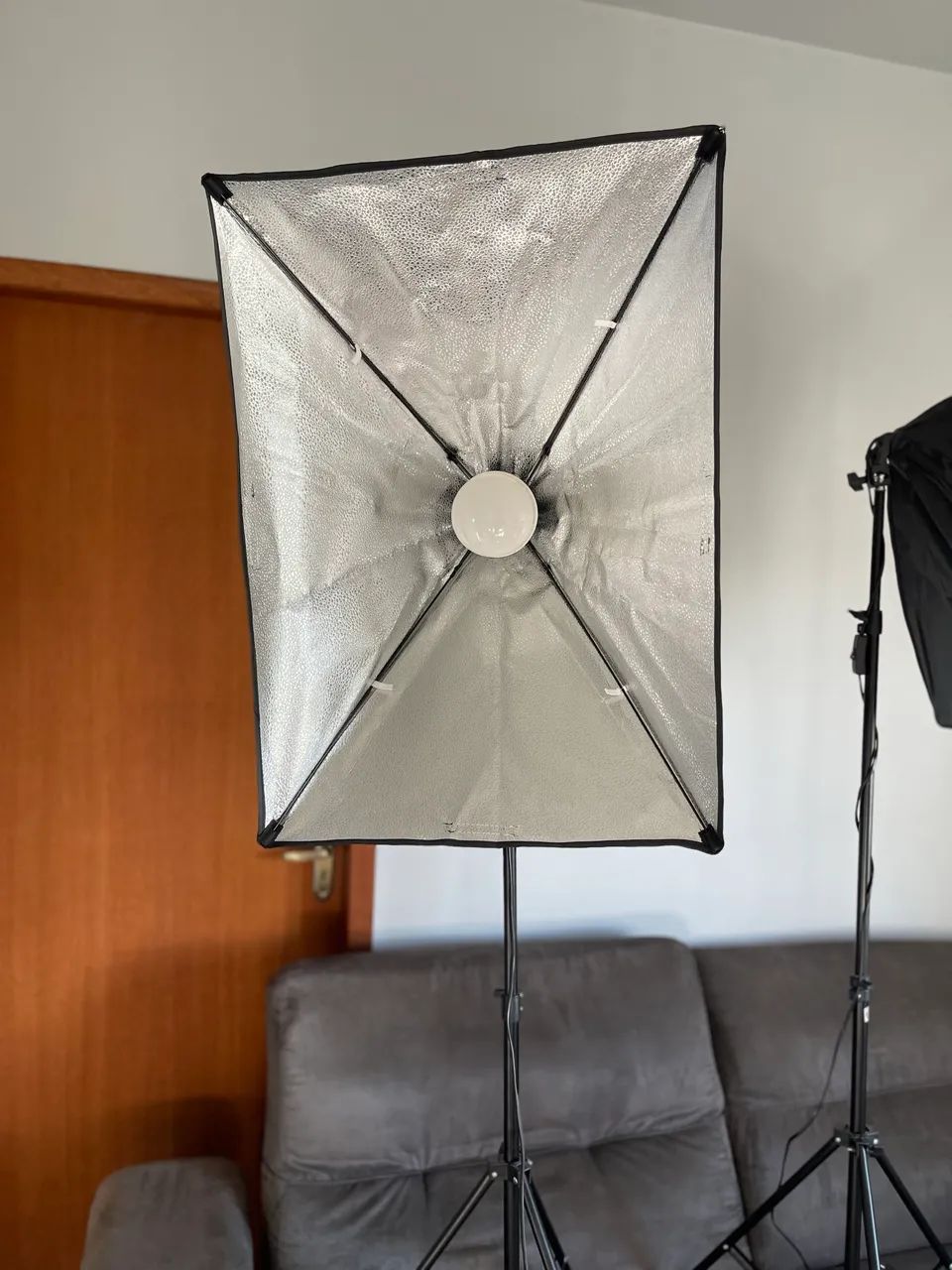 2 softbox de luz contínua (geralmente no tamanho 50x70cm) da marca
