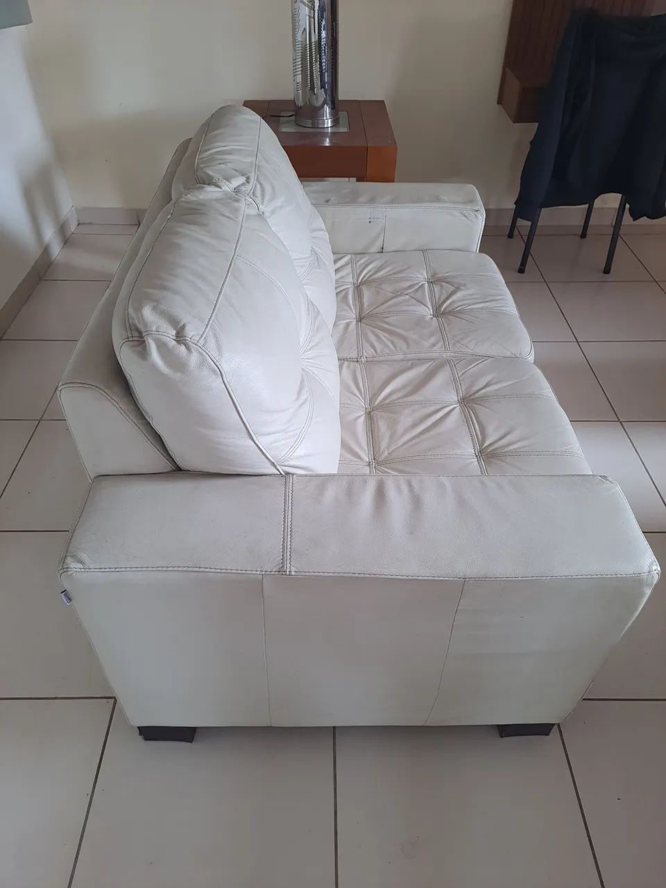 Sofá 2 lugares, semi novo, couro legítimo na cor bege. - Foto 2