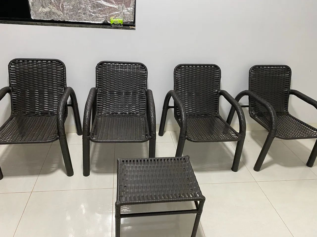 Conjunto de 4 Cadeiras + Mesinha em Fibra Sintética    - Foto 4
