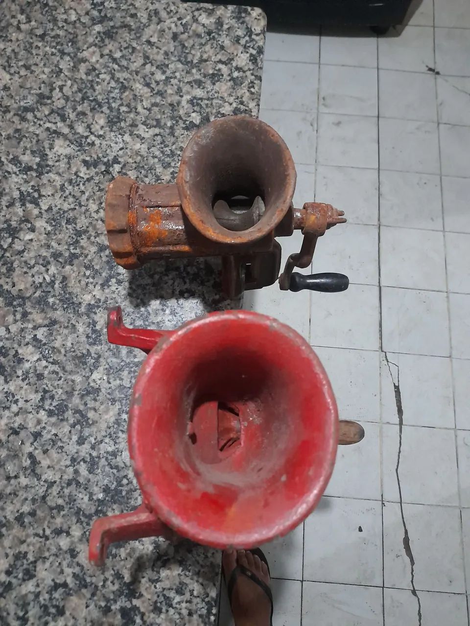 Vendo este moedor de cafe antigo e esse moedor de carne  excelente para decoração 