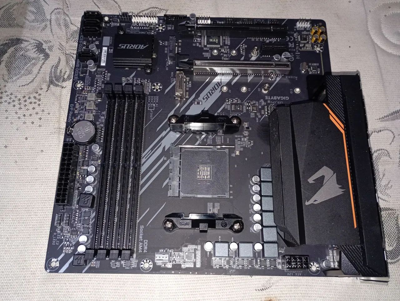 Placa mãe aorus elite b550m - Foto 5