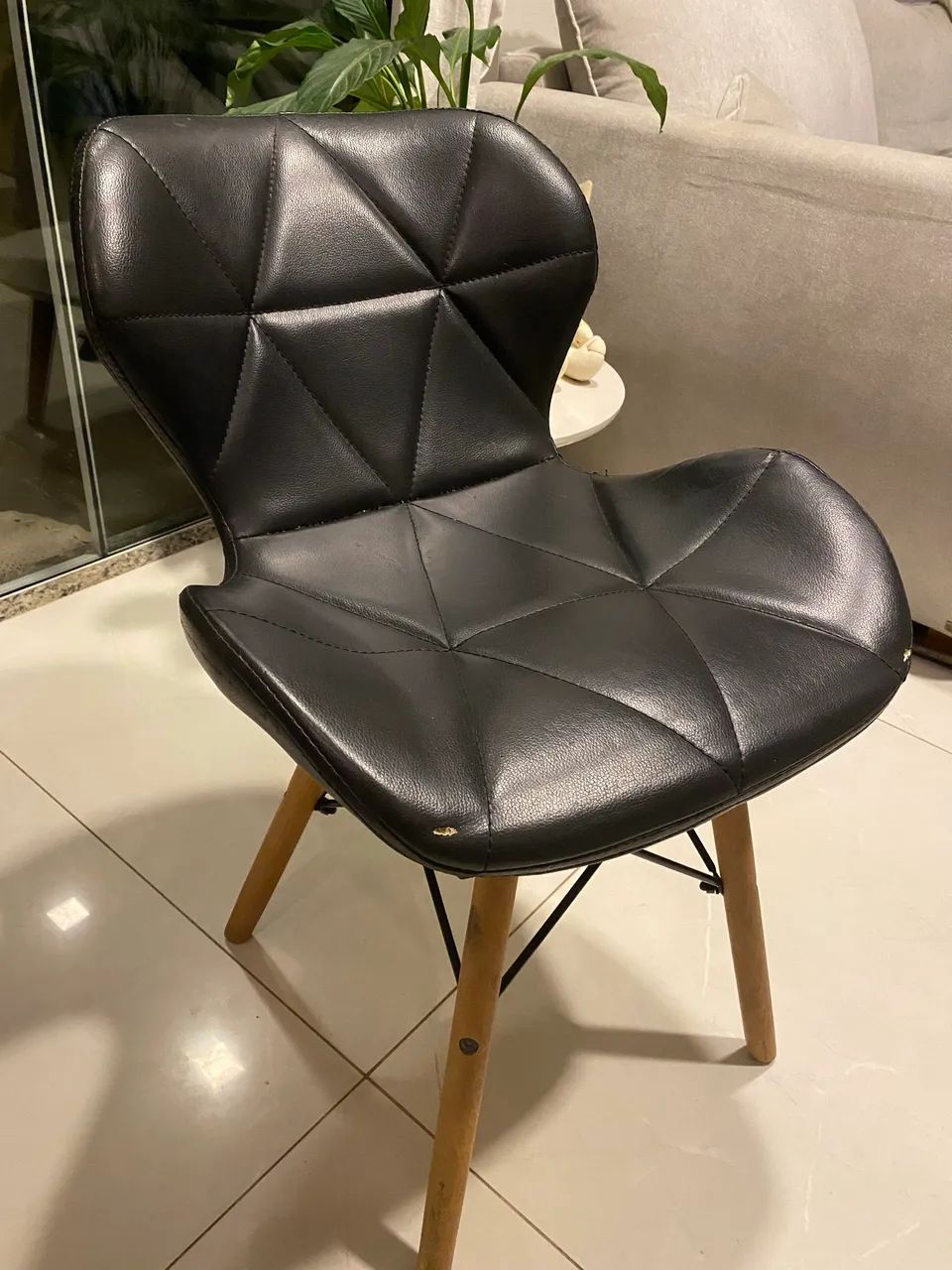 Kit 4 Cadeiras Estofadas Modernas com Pé de Madeira - Estilo Eames - Foto 3