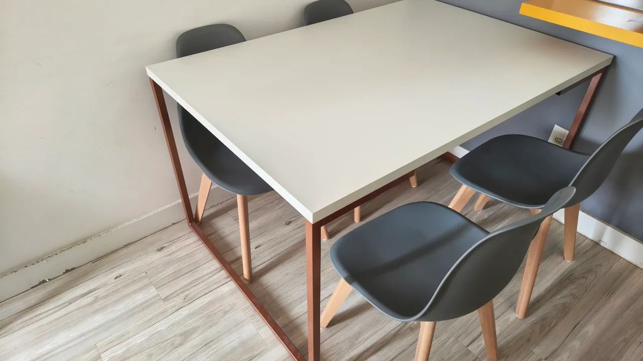Mesa de madeira com 4 cadeiras  - Foto 5