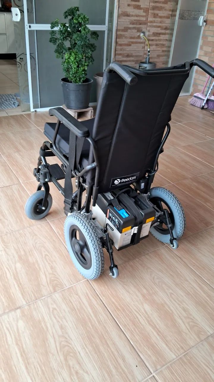 Cadeira de rodas motorizada  - Foto 4