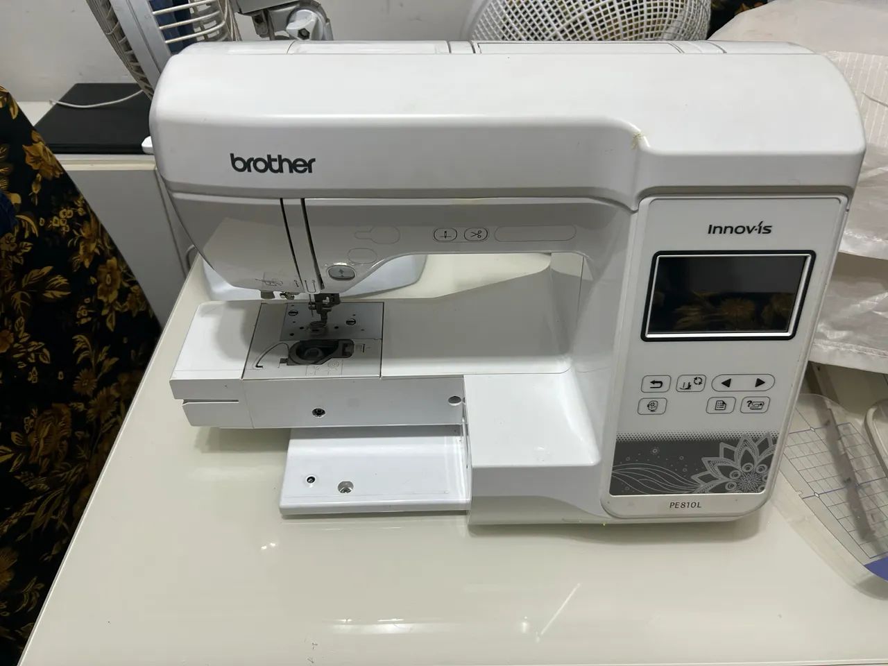 Maquina de bordar BROTHER 810