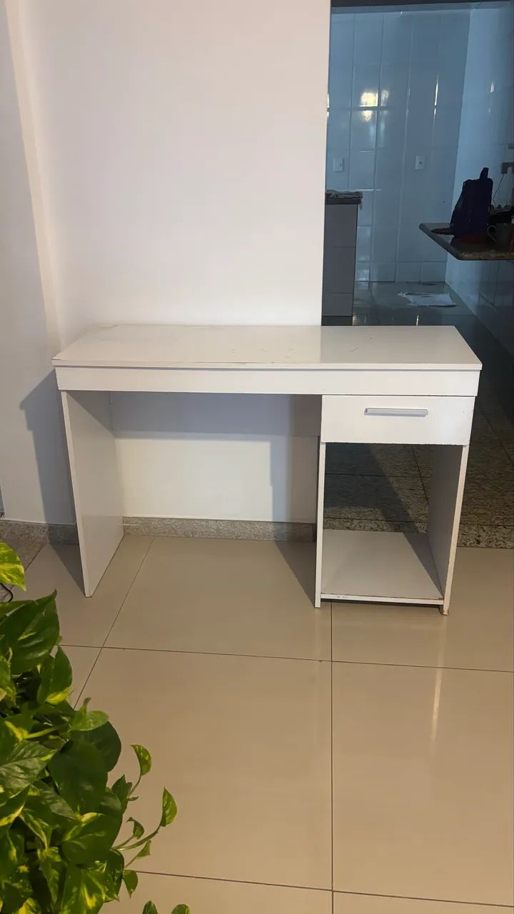 Vendo escrivaninha com gaveta - com marcas de uso