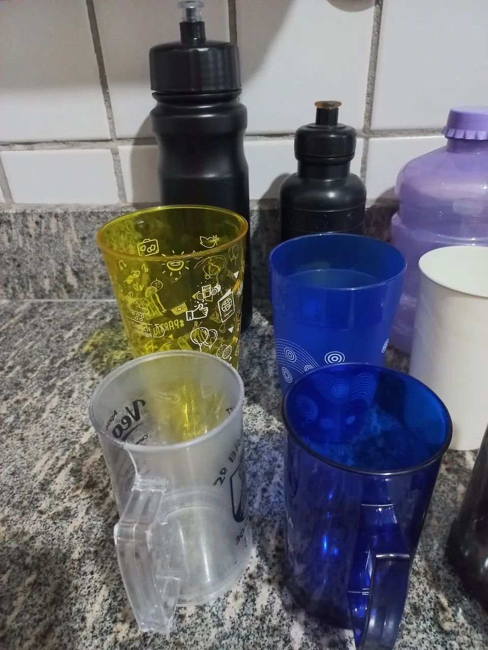 4 garrafas e 10 canecas - Foto 2