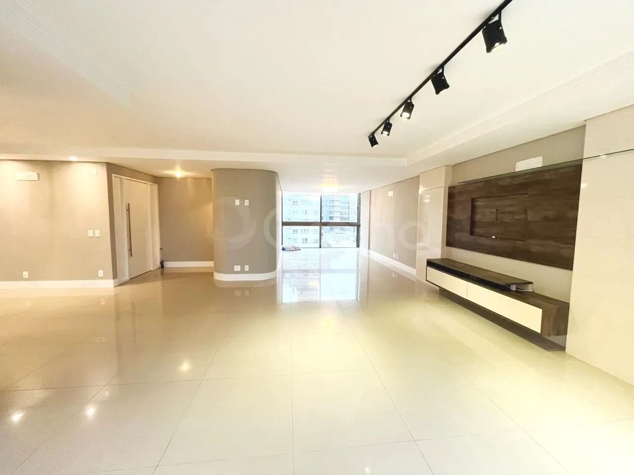 Apartamento de 256m² com 4 suítes no Centro - Foto 2