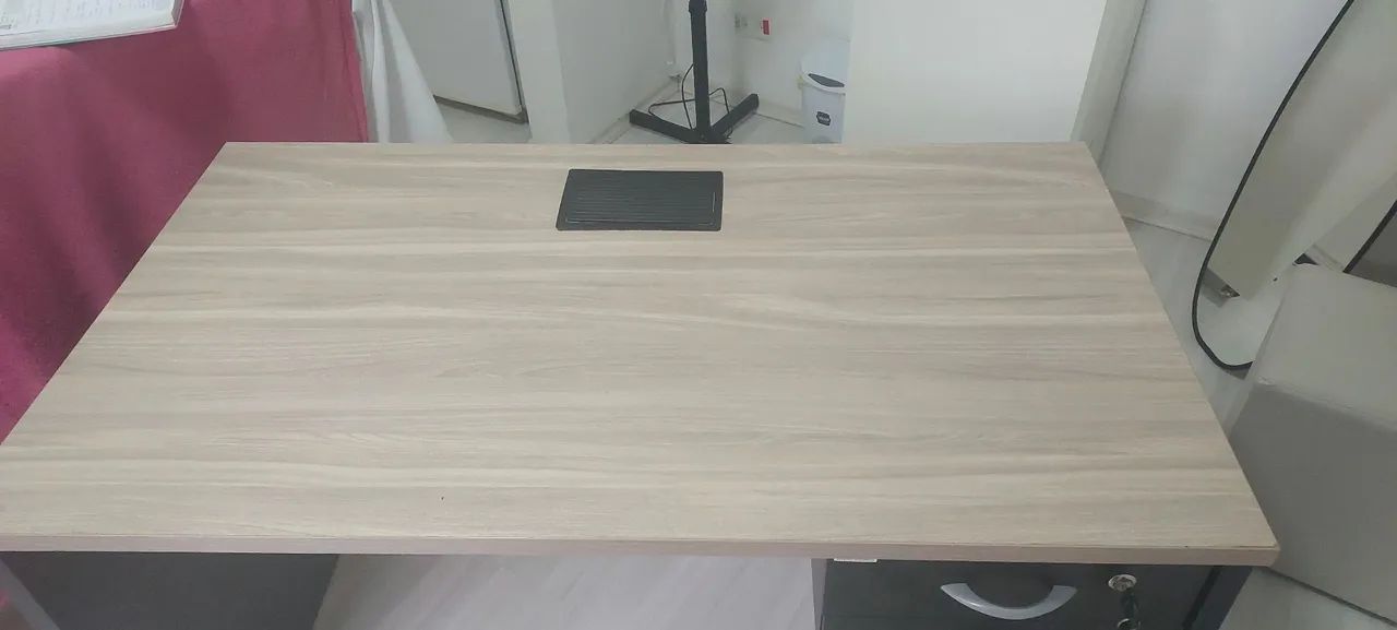 Mesa de escritorio com 2 gavetas com chava - Foto 4