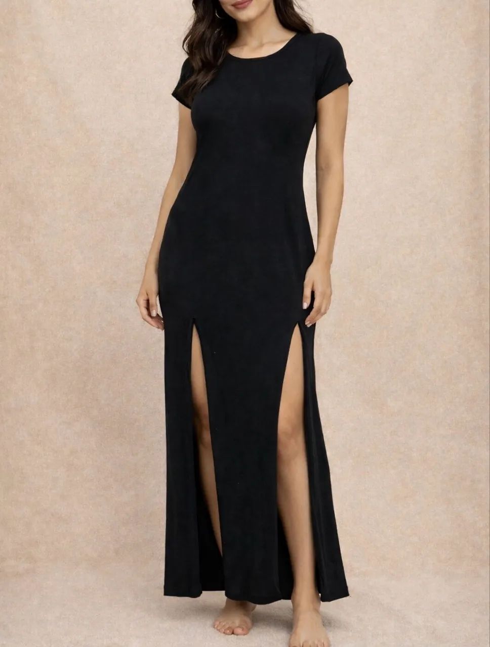 Vestido preto com fendas