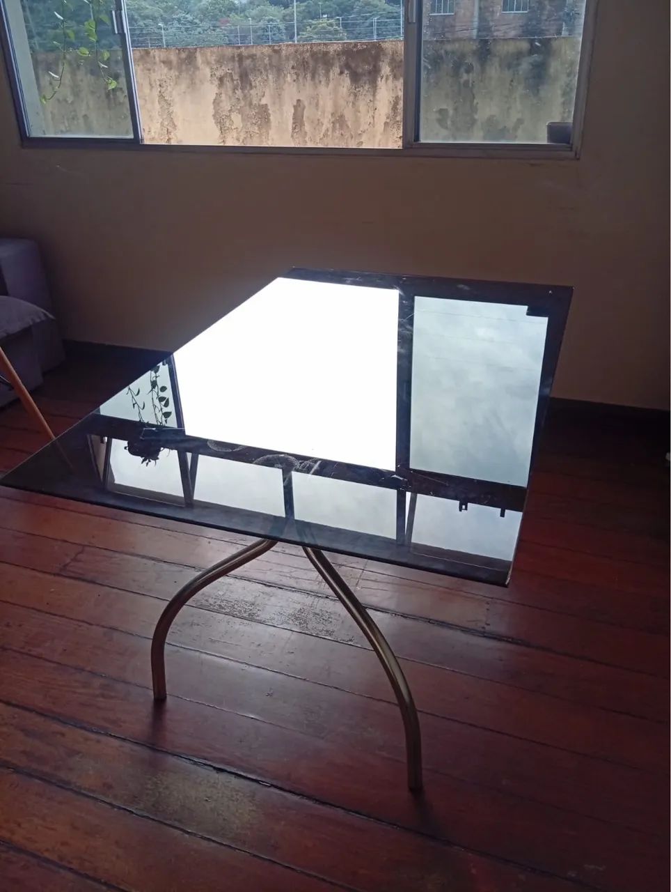 Mesa com tampo de vidro 