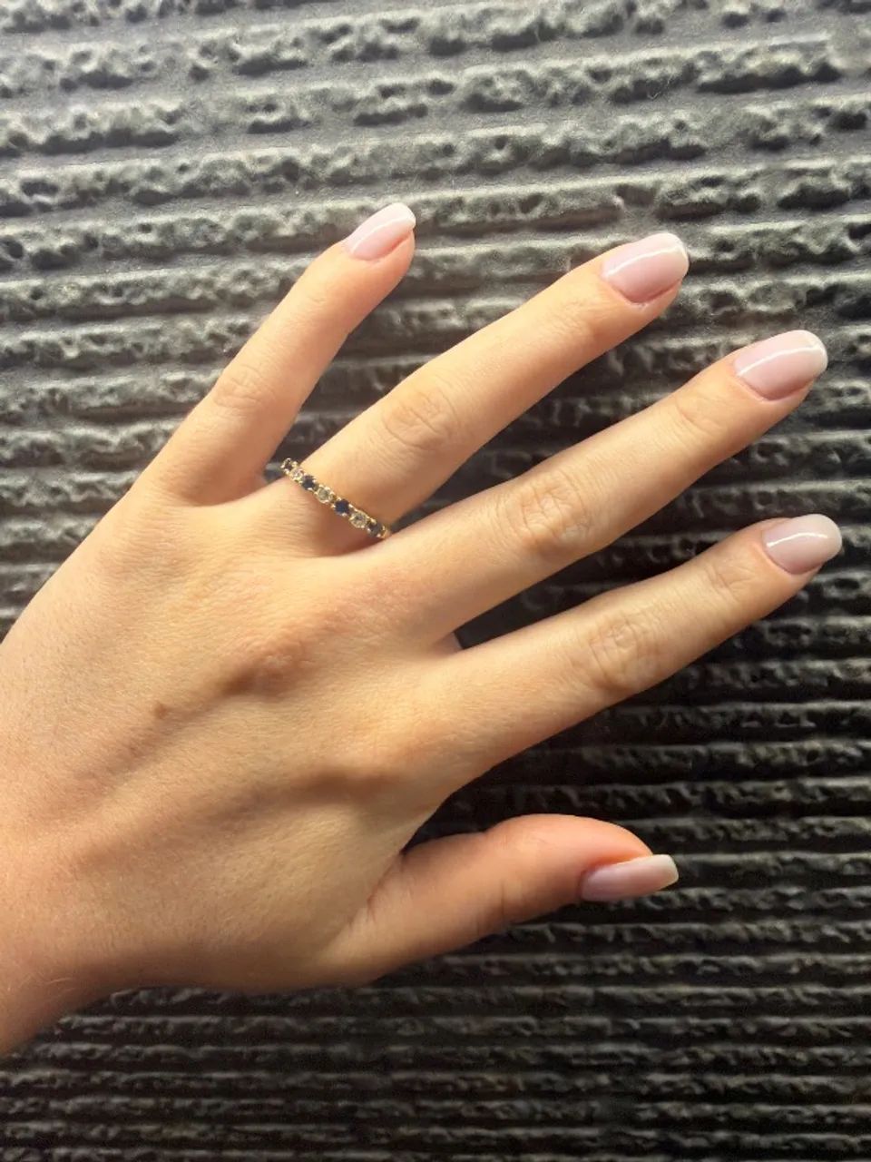 Anel ouro diamantes e safiras. - Foto 4