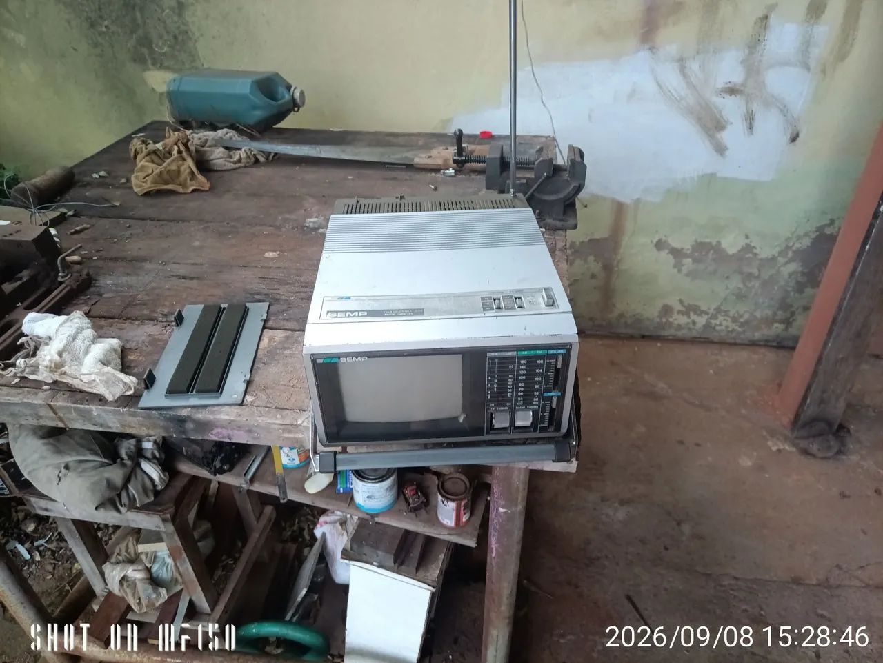 Vendo Mini TV e rádio 5 polegadas de tela marca Semp antiga não funciona e coleção 
