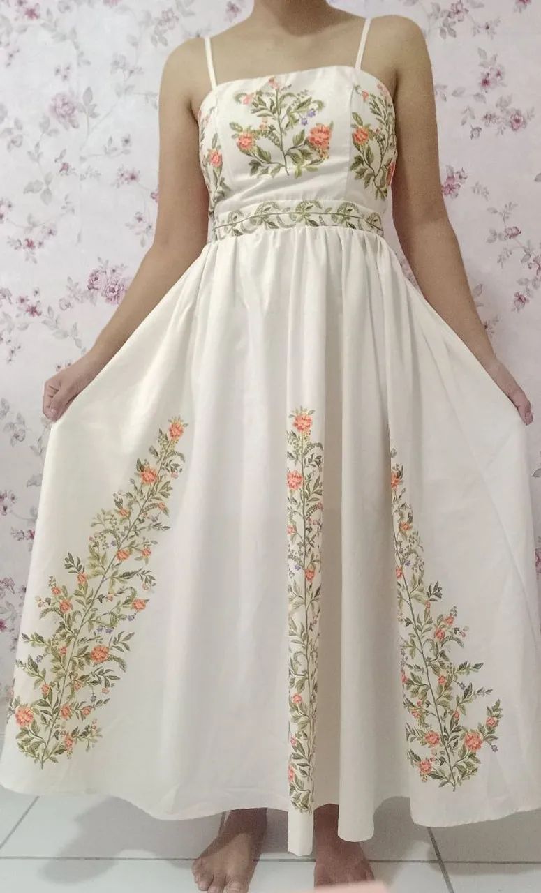 Vestido com detalhes florais - Foto 3