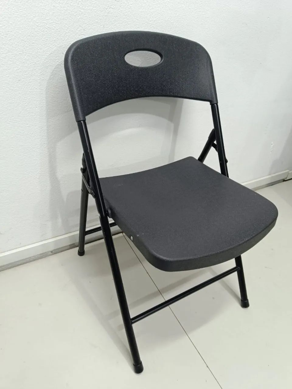 Cadeira de plástico seminova - Foto 4
