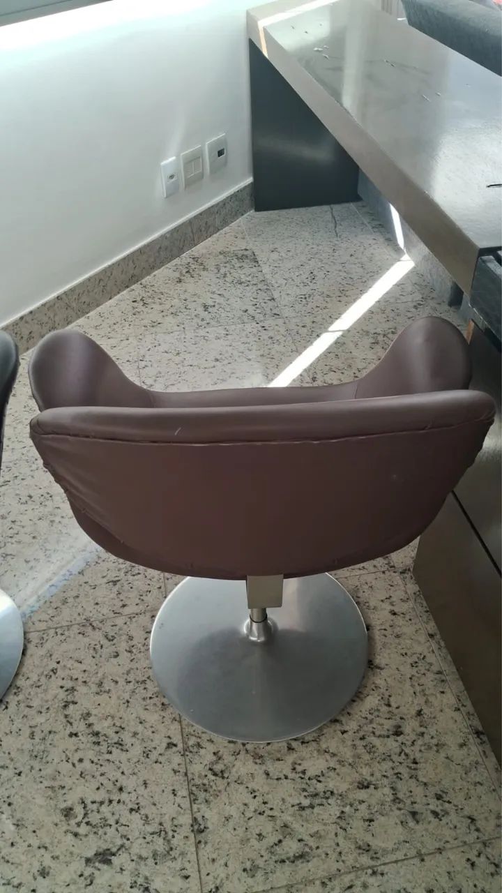 Cadeira de Design Giratória em Couro Sintético - Moderna e Sofisticada