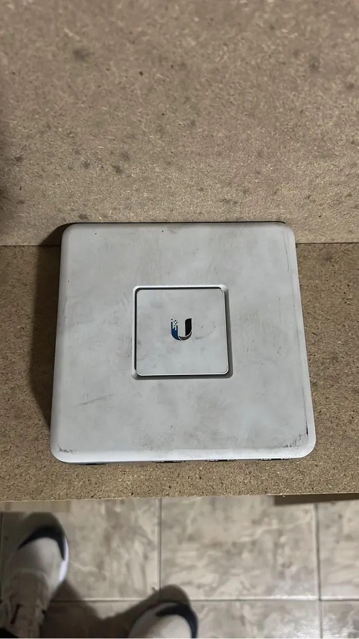 Roteador UBIQUITI Branco