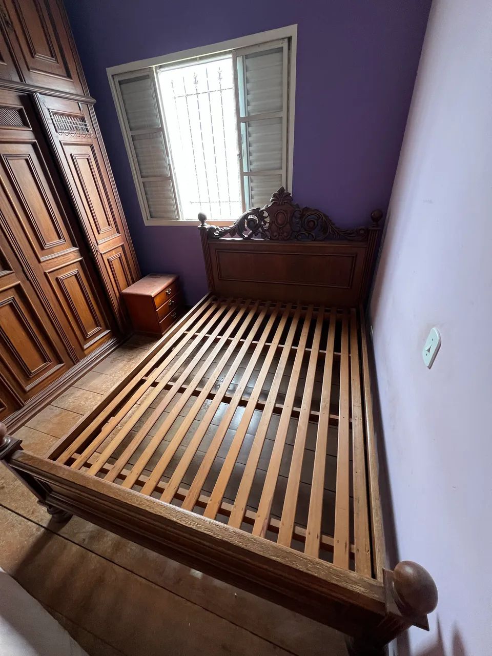 Cama de Casal de Madeira com Cabeceira Entalhada