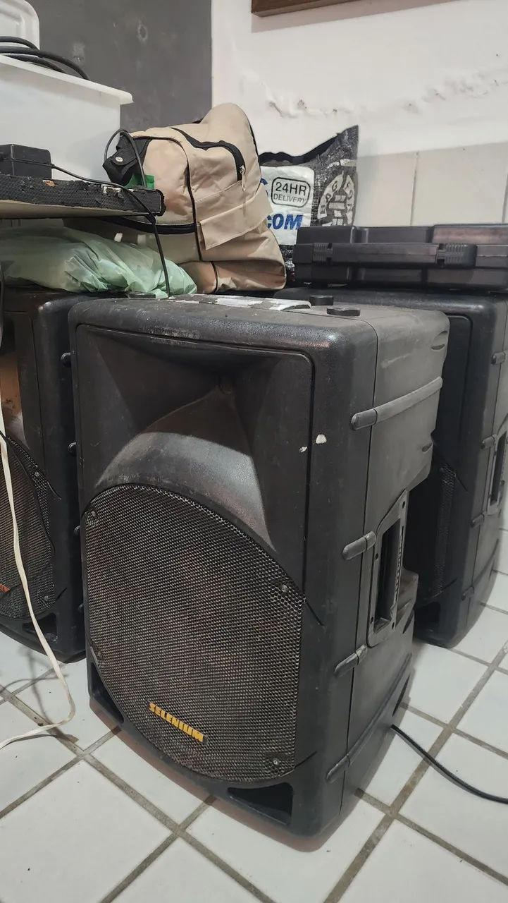 Equipamentos de som e iluminação