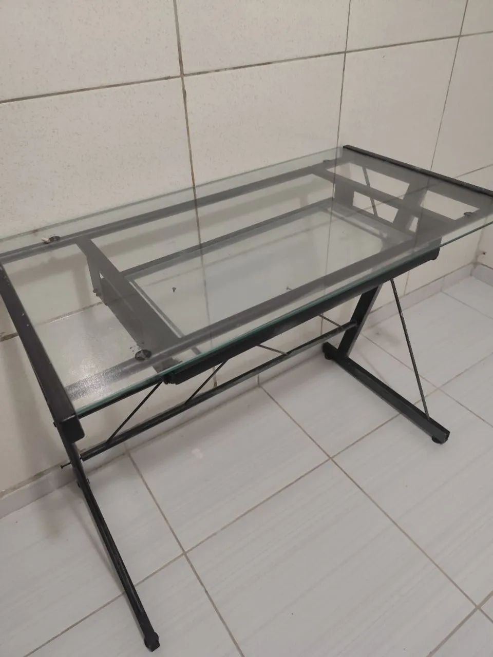 Mesa de escritório de metal com tampo de vidro