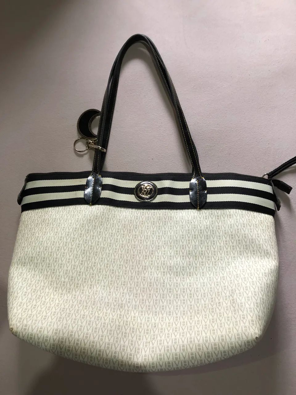Bolsa feminina monogramada preta e branca - elegante e espaçosa