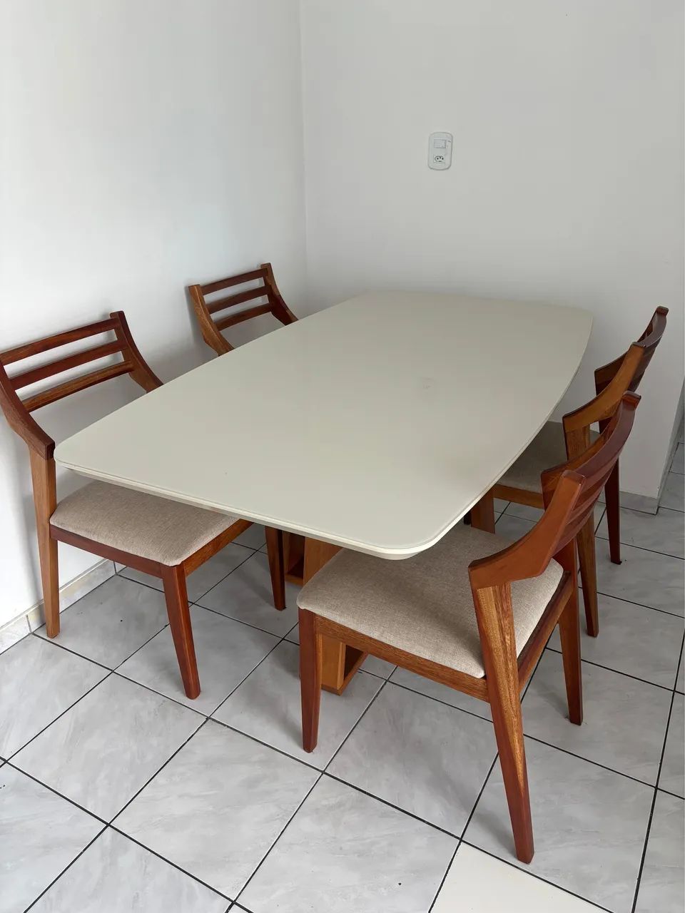 Vendo Mesa com cadeiras - Foto 4