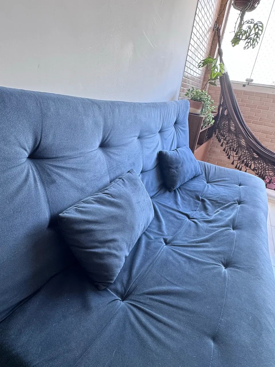 Sofá-Cama Retrô 3 Lugares Azul com Pés de Madeira - Foto 3