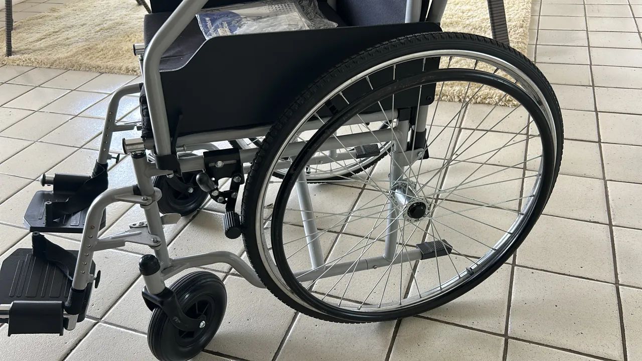 Vendo cadeira de rodas  - Foto 4