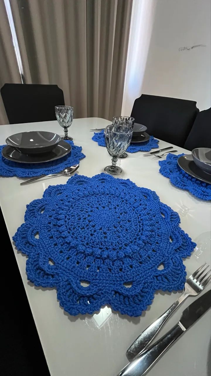 Sousplat/ conjunto americano feito de crochê azul