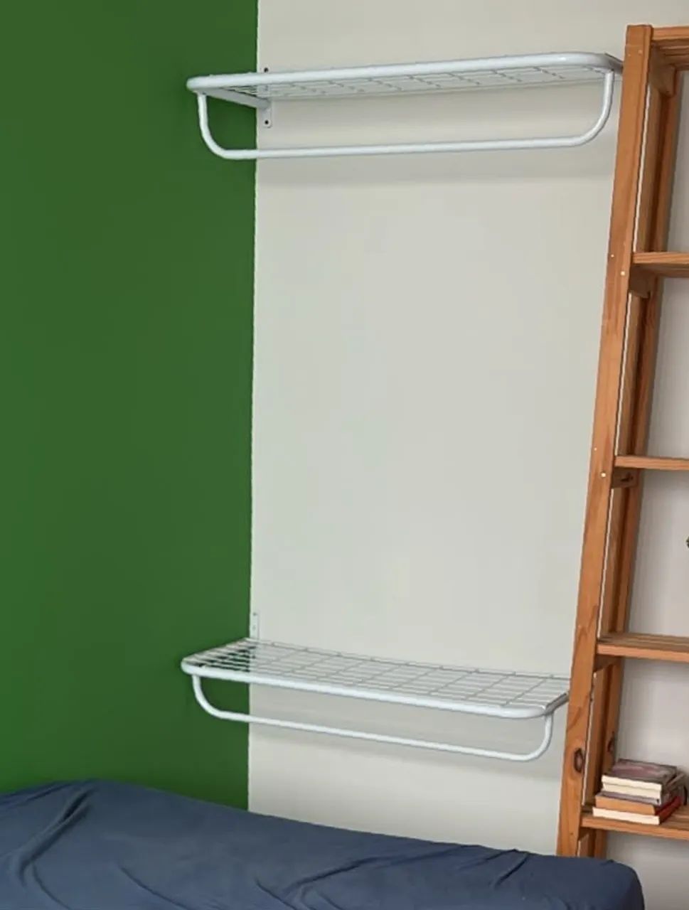 2 Araras de Roupas de Parede com Tela Metal Branco - Foto 2