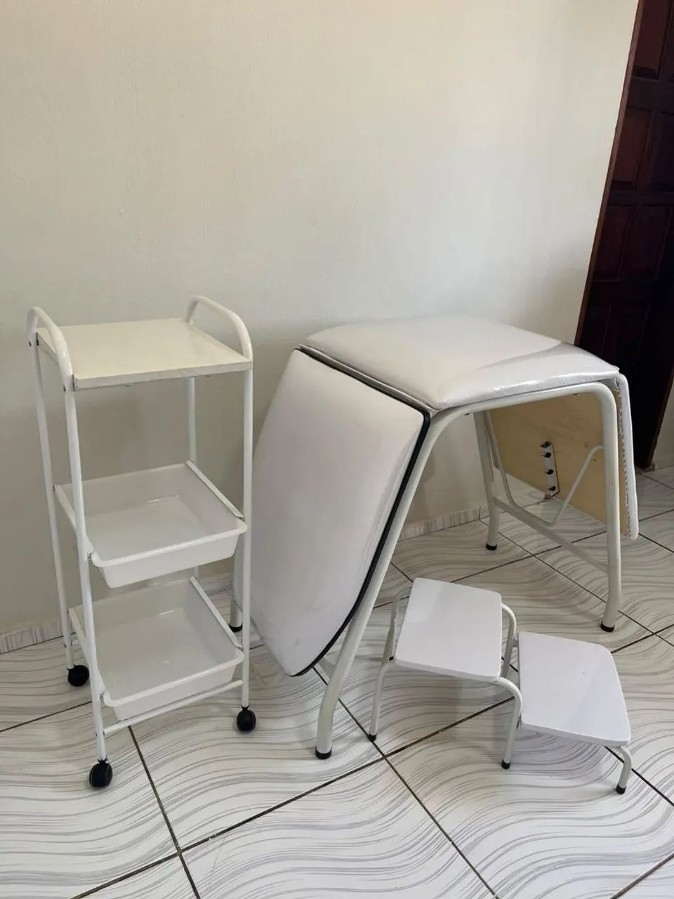 Maca e carrinho de alciliar e escada 